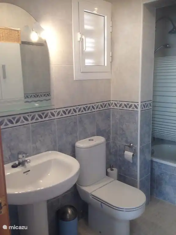 Bad mit Badewanne / Dusche