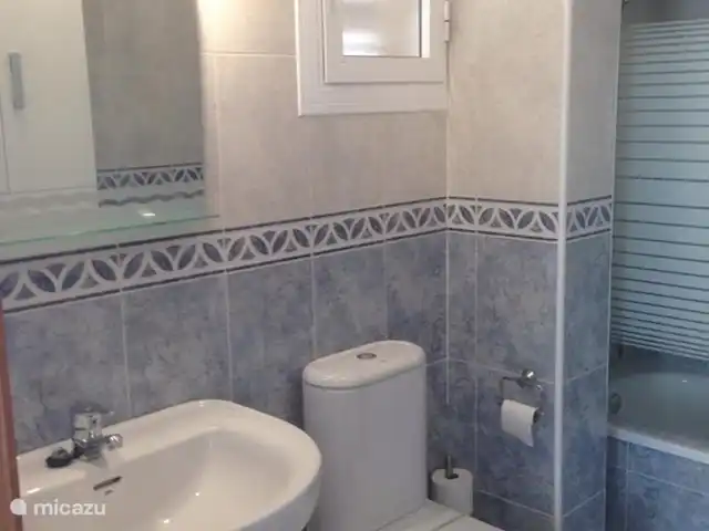 Vrijstaande villa met privé zwembad huren in Spanje, Costa Blanca, Gran Alacant - Santa Pola - vakantiehuis Ensuite badkamer met bad/douche