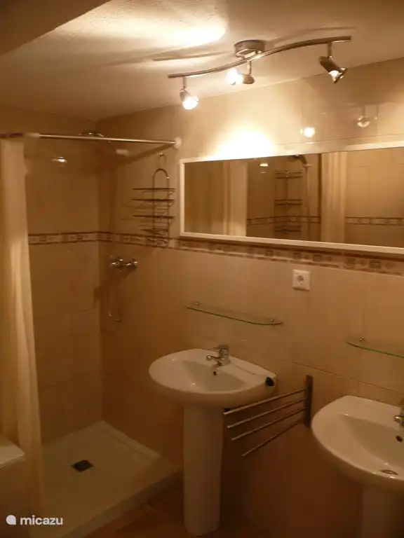 Badezimmer im Erdgeschoss mit Doppelwaschbecken. Ein Bad und eine separate Dusche.