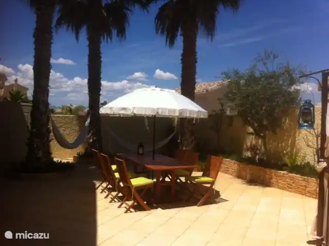 Vrijstaande villa met privé zwembad huren in Spanje, Costa Blanca, Gran Alacant - Santa Pola - vakantiehuis Tuin achter met gezellig zitje