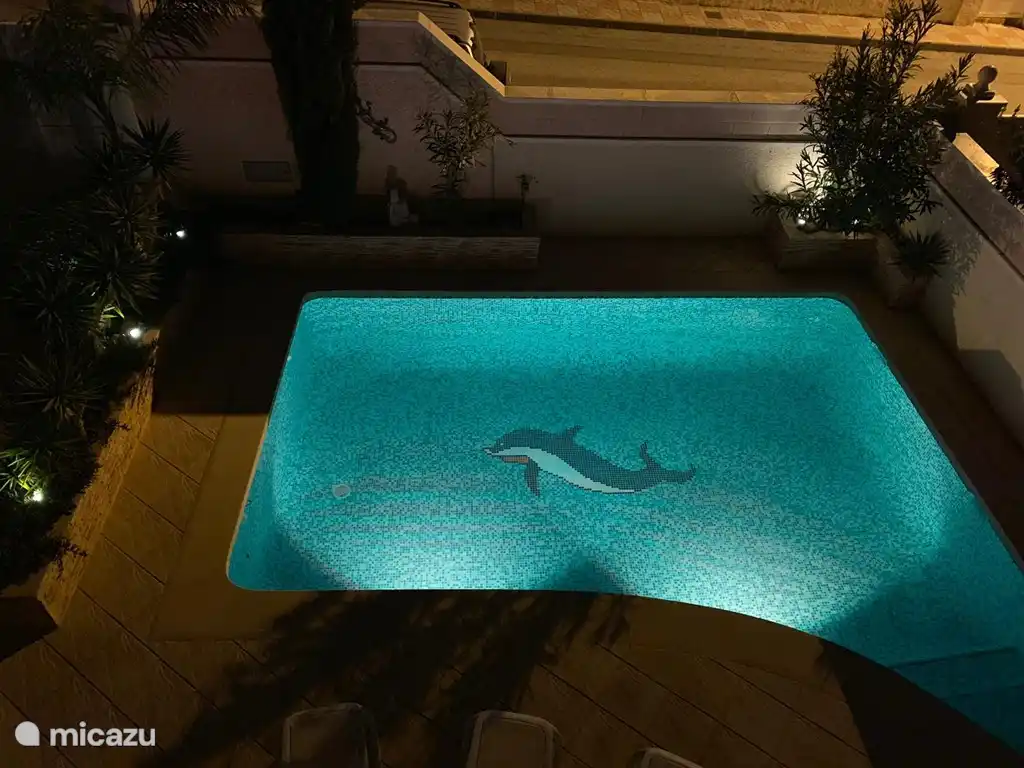 Schwimmbad am Abend mit Beleuchtung