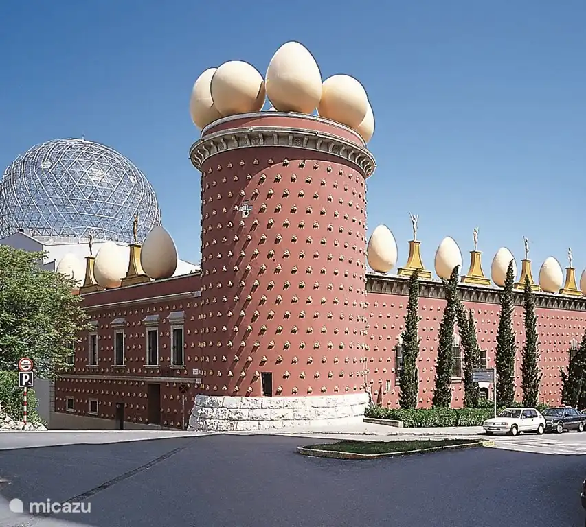 Well-known Dali museum at 10 minutes drive