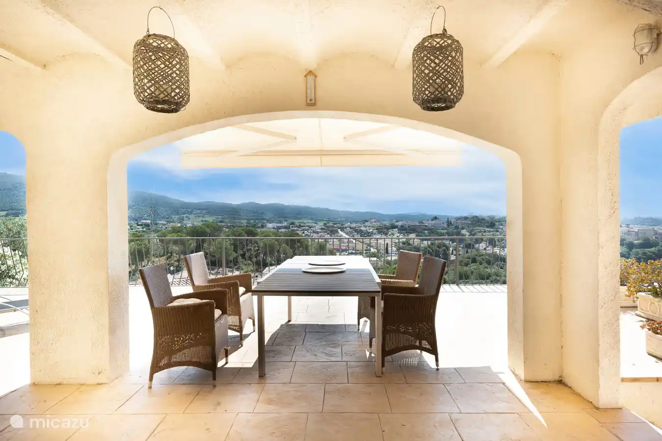 Outdoor dining table extendable to 10 people 