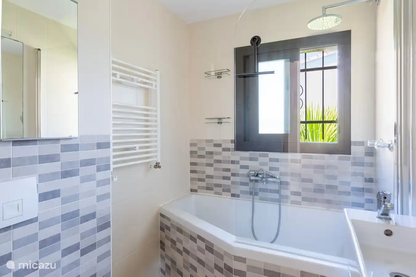 Bathroom 2 with bath, WC and rain shower