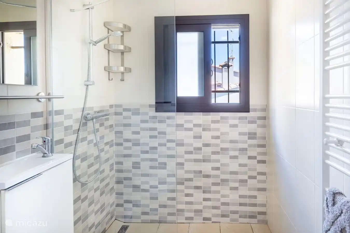 Bath maker with walk-in shower and WC