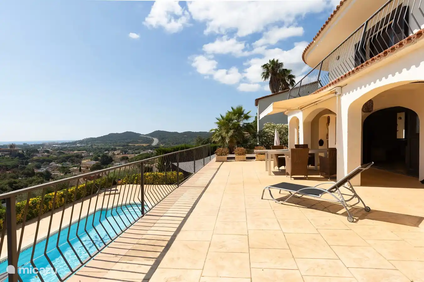 Terrace dining room . 