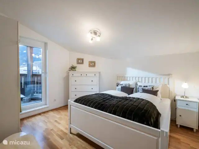 Apt Bergsicht - Kirchberg en Tyrol | Autriche, Tyrol, Kirchberg - appartement Chambre avec lit double (160x200), nombreux rangements et accès au toit terrasse.