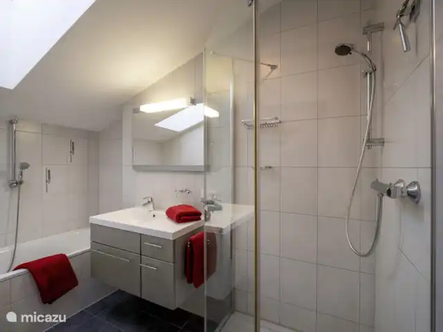 Apt Bergsicht - Kirchberg en Tyrol | Autriche, Tyrol, Kirchberg - appartement Salle de bain moderne avec lavabo, baignoire, douche séparée et chauffage au sol.