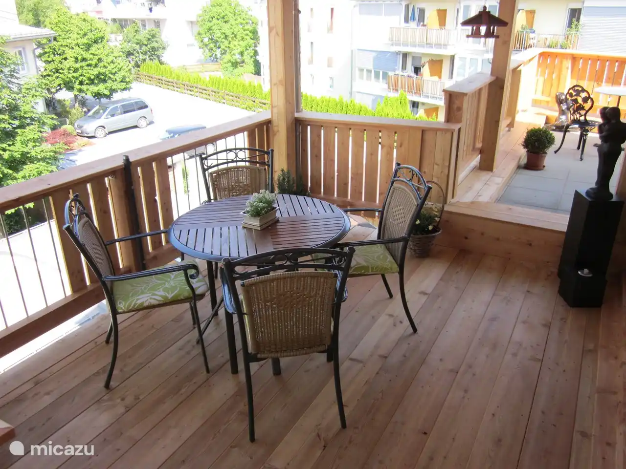 Comer al aire libre en el balcón soleado.