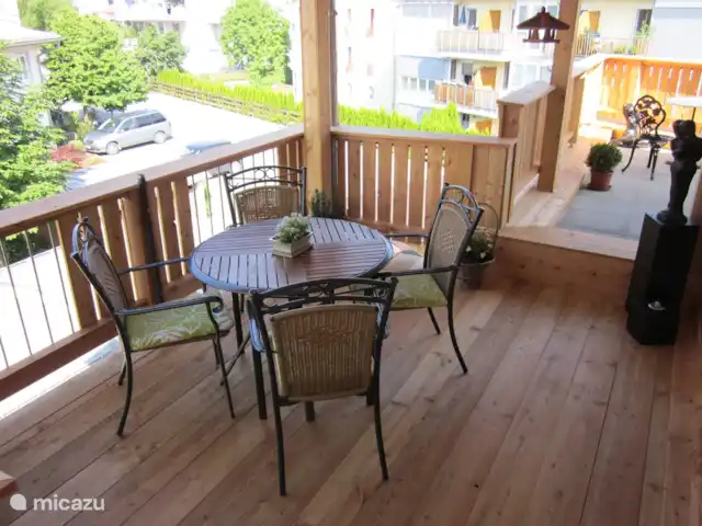 Apt Bergsicht - Kirchberg en Tyrol | Autriche, Tyrol, Kirchberg - appartement Mangez dehors sur le balcon ensoleillé.