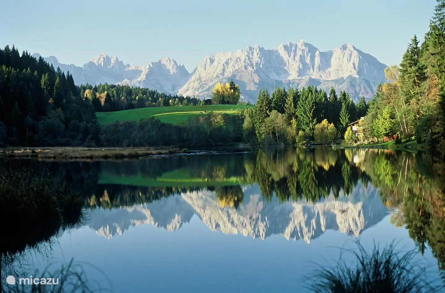 Hay varios hermosos lagos para nadar cerca.
