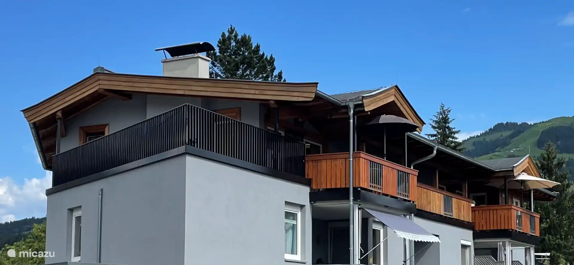 Vista exterior del apartamento con azotea y balcón.