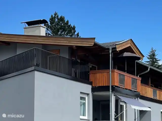 Apt Bergsicht - Kirchberg en Tyrol | Autriche, Tyrol, Kirchberg - appartement Vue extérieure de l’appartement avec terrasse sur le toit et balcon.