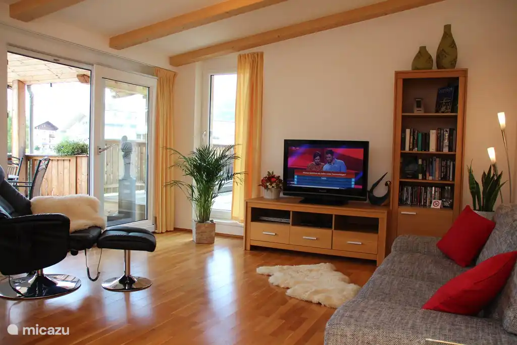 Cómodo sofá, TV y sillón.