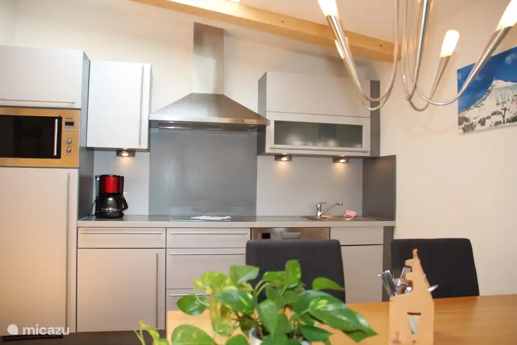 Cocina con todos los electrodomésticos modernos y utensilios de cocina necesarios.