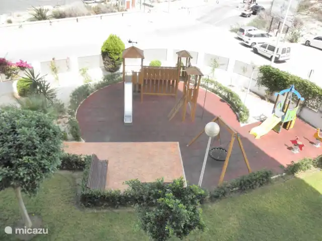Residencial Puerto Marino en España, Costa Blanca, Guardamar del Segura - apartamento parque infantil que se puede ver desde el apartamento
