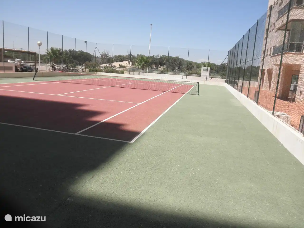 hermosa cancha de tenis frente a la entrada del bloque 3, 2 raquetas de tenis y pelotas de tenis están disponibles en el apartamento.