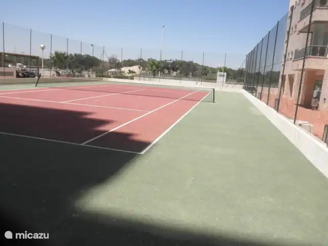 Residencial Puerto Marino en España, Costa Blanca, Guardamar del Segura - apartamento hermosa cancha de tenis frente a la entrada del bloque 3, 2 raquetas de tenis y pelotas de tenis están disponibles en el apartamento.