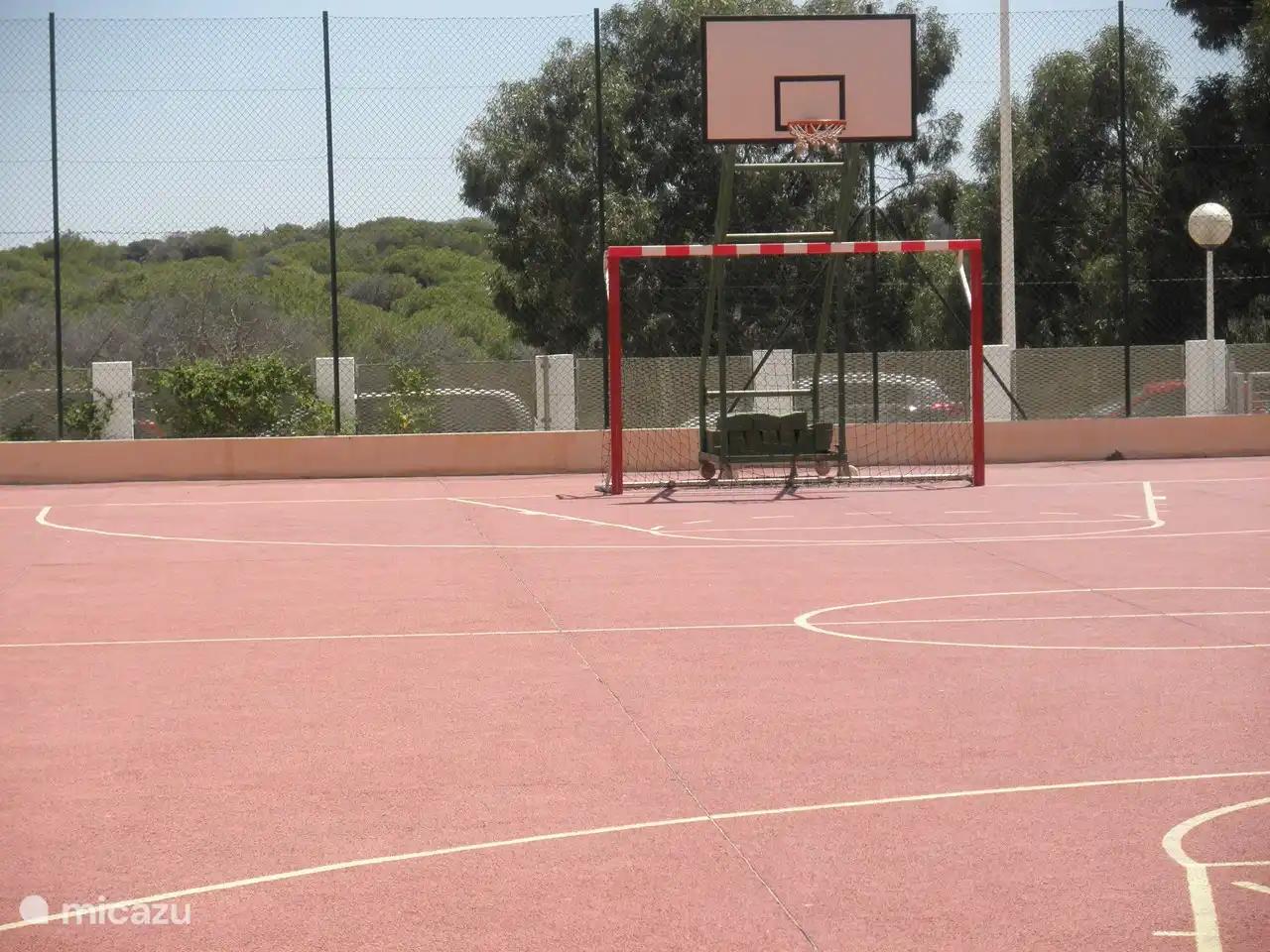 espacio seguro para jugar fútbol, baloncesto en el patio seguro. el fútbol está presente en el apartamento.