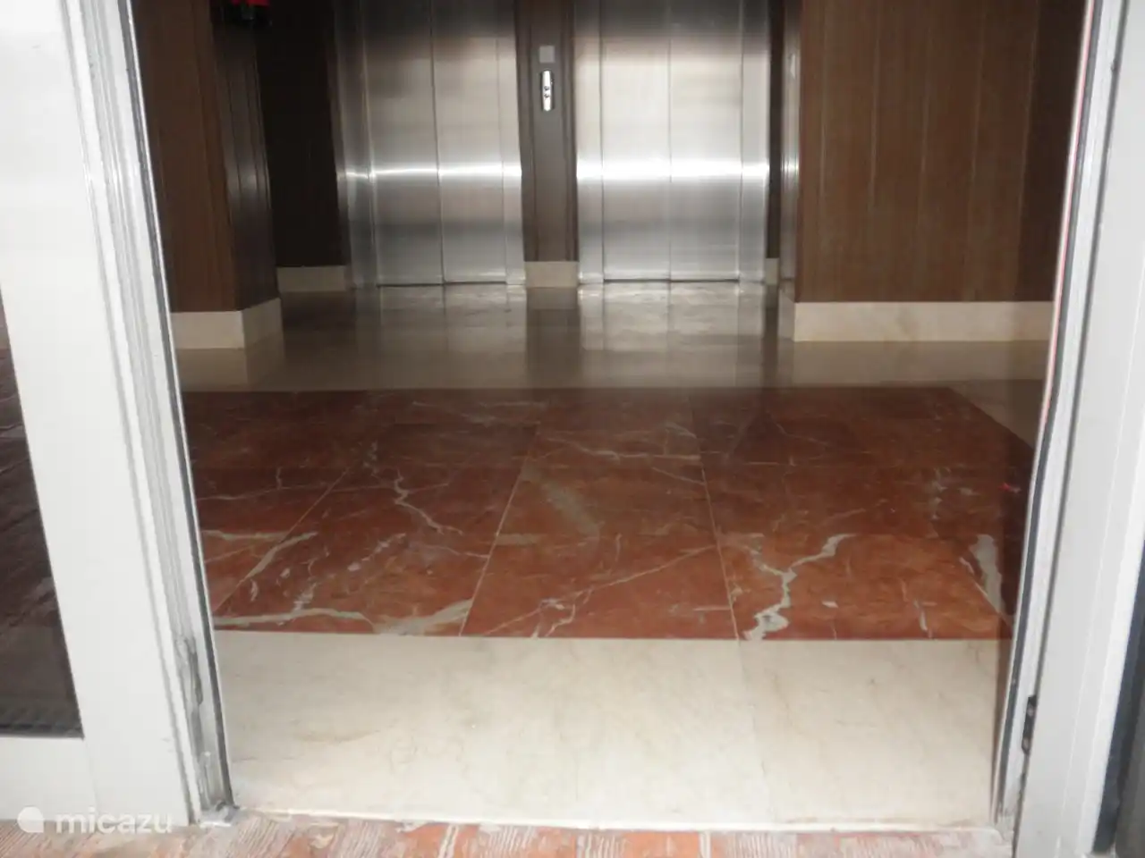 también de fácil acceso para sillas de ruedas. Este es también el caso de todo el apartamento y la piscina.