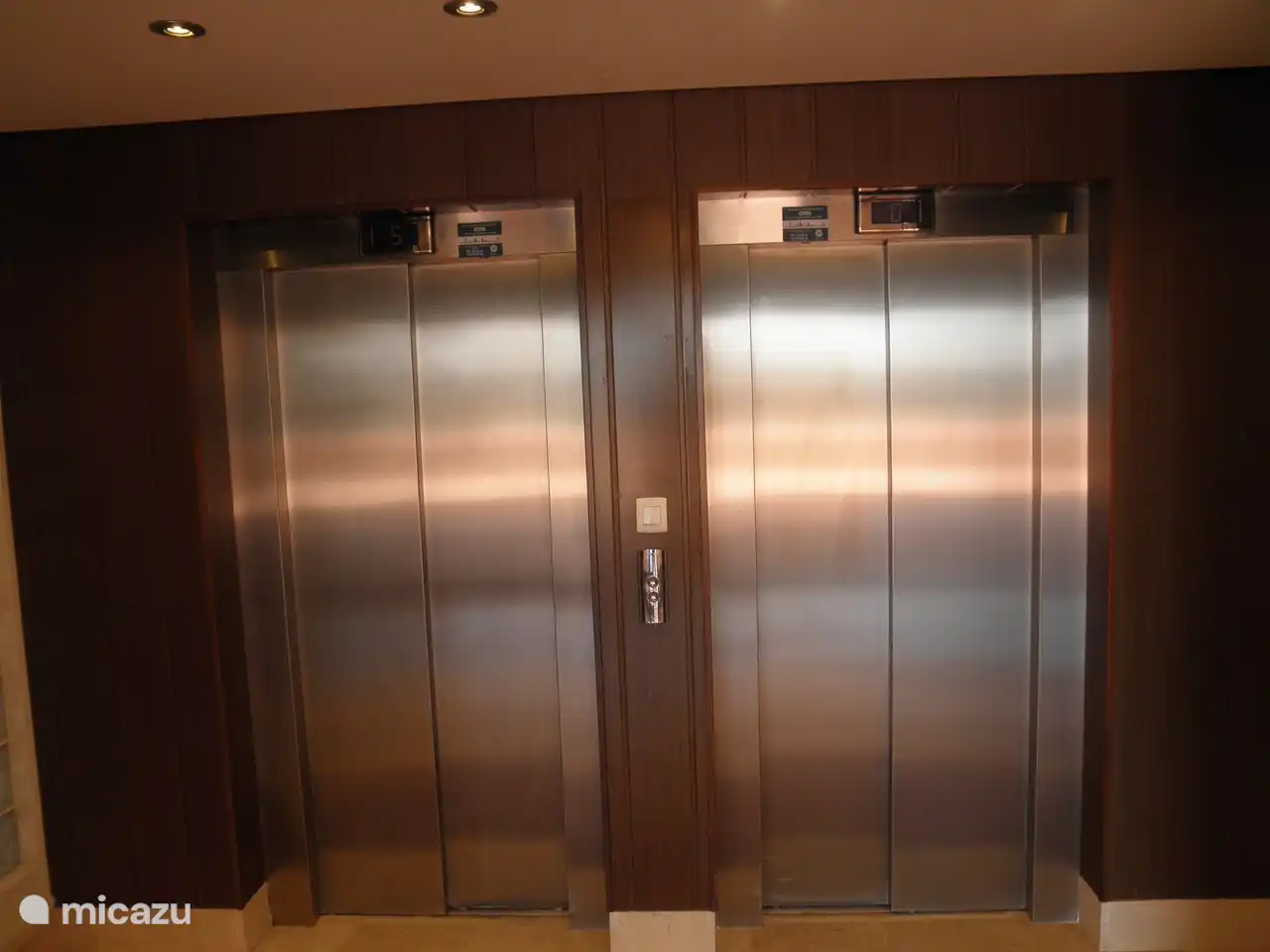 utilice uno de los dos ascensores de cristal con vistas panorámicas al patio. terminas en una sala con un entrepiso, por lo que no hay galería.