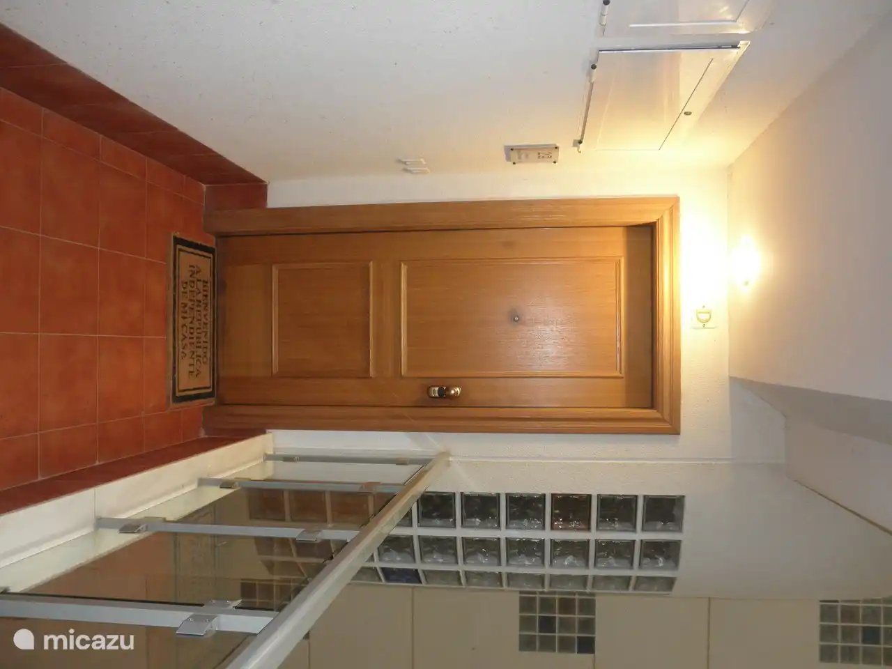 Elegante puerta de entrada del apartamento 2D