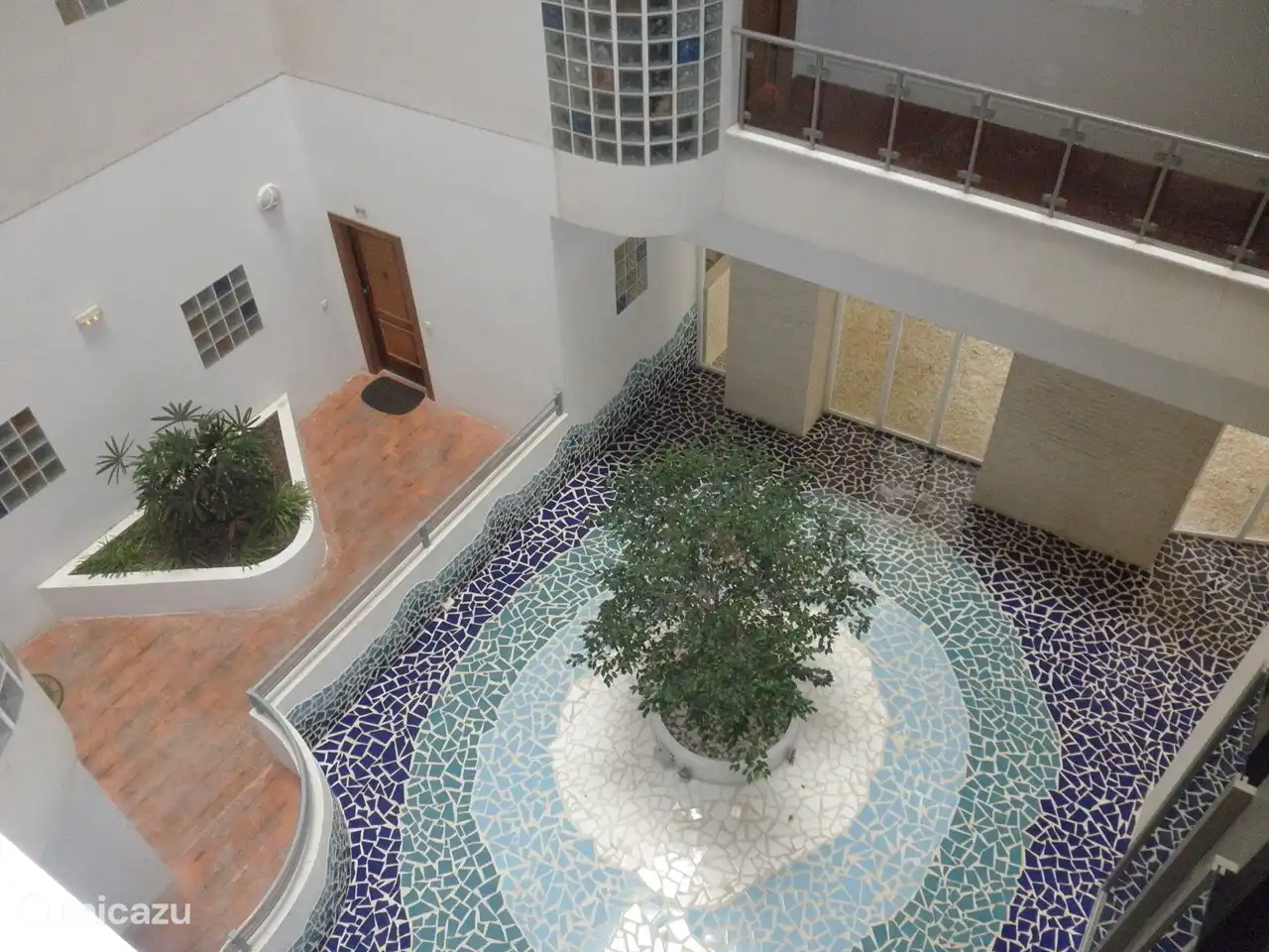 vista del jardín interior del segundo piso desde la galería interior frente a nuestra puerta principal