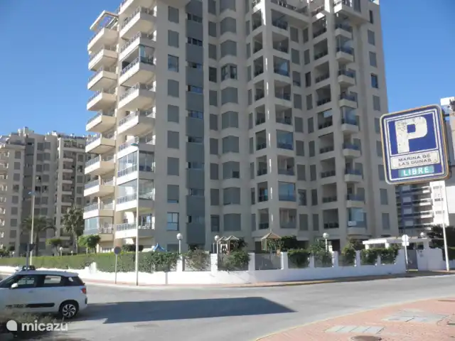 Residencial Puerto Marino en España, Costa Blanca, Guardamar del Segura - apartamento Se ha colocado una pared de cristal de armónica alrededor del balcón, para que siempre se pueda usar el balcón.