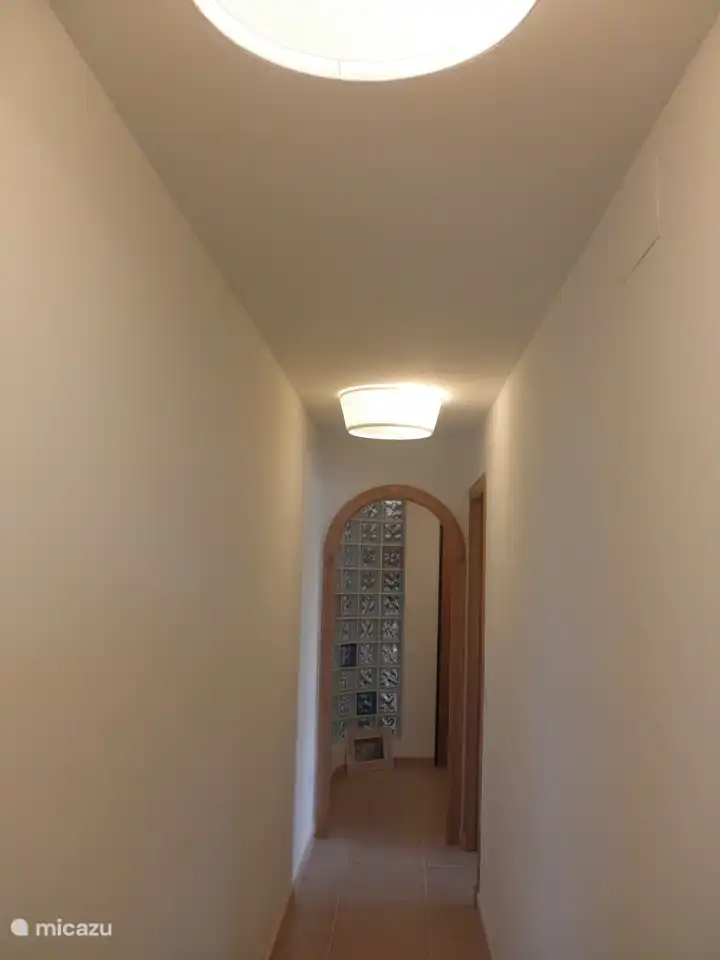 recibidor con acceso a 3 dormitorios y cocina y salón