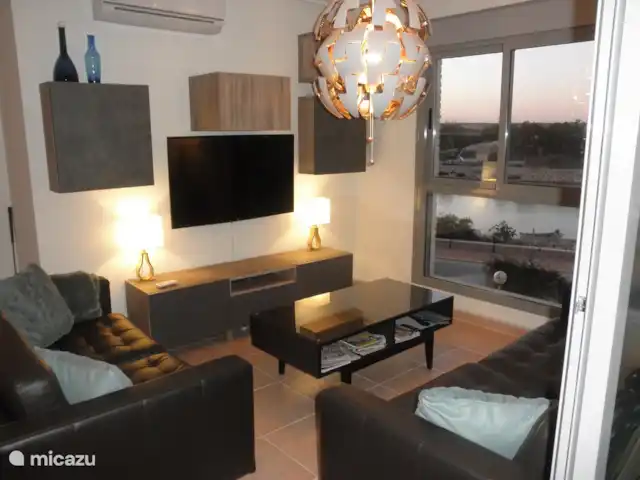 Residencial Puerto Marino en España, Costa Blanca, Guardamar del Segura - apartamento sala de estar lujosamente amueblada con muchas ventanas para que entre la luz y siempre puedas mirar hacia afuera. unidad de aire acondicionado disponible.