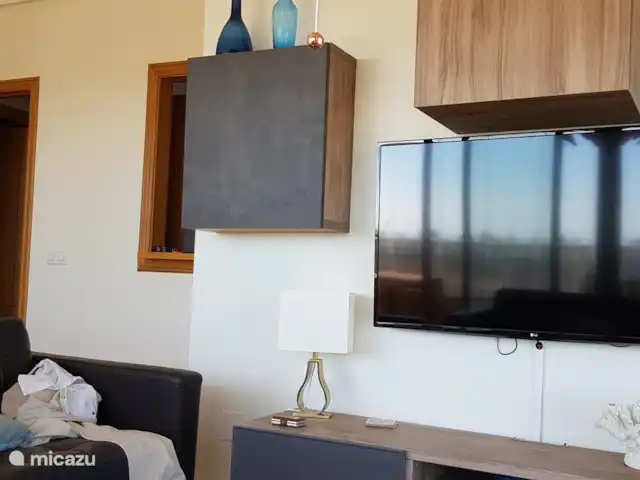 Residencial Puerto Marino en España, Costa Blanca, Guardamar del Segura - apartamento Gran pantalla de TV y vista de la abertura de paso a la cocina a la derecha de la puerta.