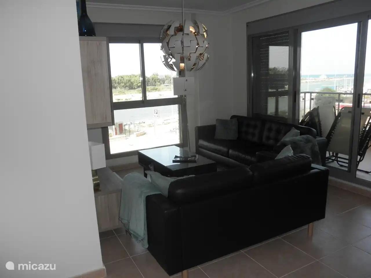 otra vista de la zona de estar del salón con el balcón a la derecha.