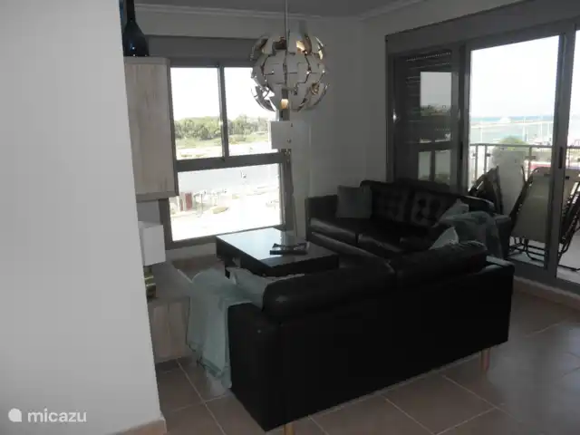Residencial Puerto Marino en España, Costa Blanca, Guardamar del Segura - apartamento otra vista de la zona de estar del salón con el balcón a la derecha.