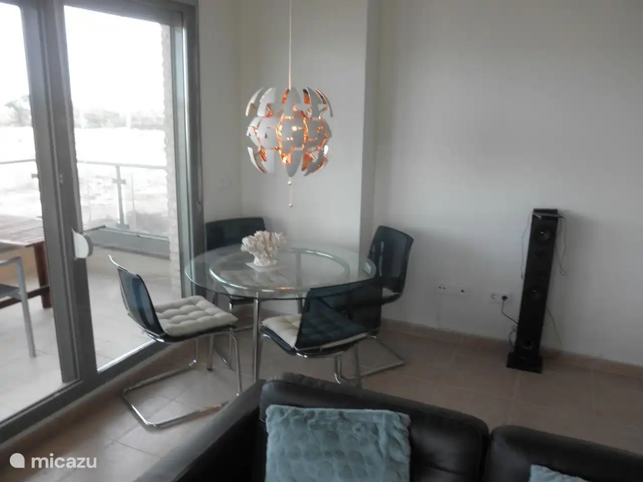 hermoso comedor con mesa de vidrio y sillas cómodas