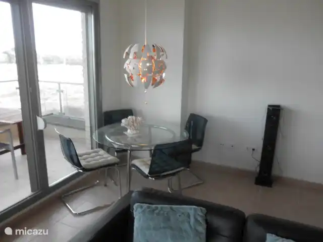Residencial Puerto Marino en España, Costa Blanca, Guardamar del Segura - apartamento hermoso comedor con mesa de vidrio y sillas cómodas