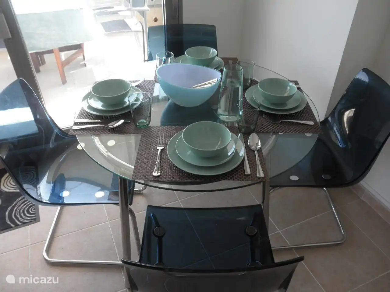 Todo está allí para el almuerzo o la cena en el interior con aire acondicionado, si hace demasiado calor en el balcón.