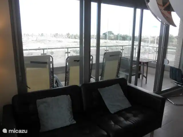 Residencial Puerto Marino en España, Costa Blanca, Guardamar del Segura - apartamento Vista del gran balcón desde la sala de estar.