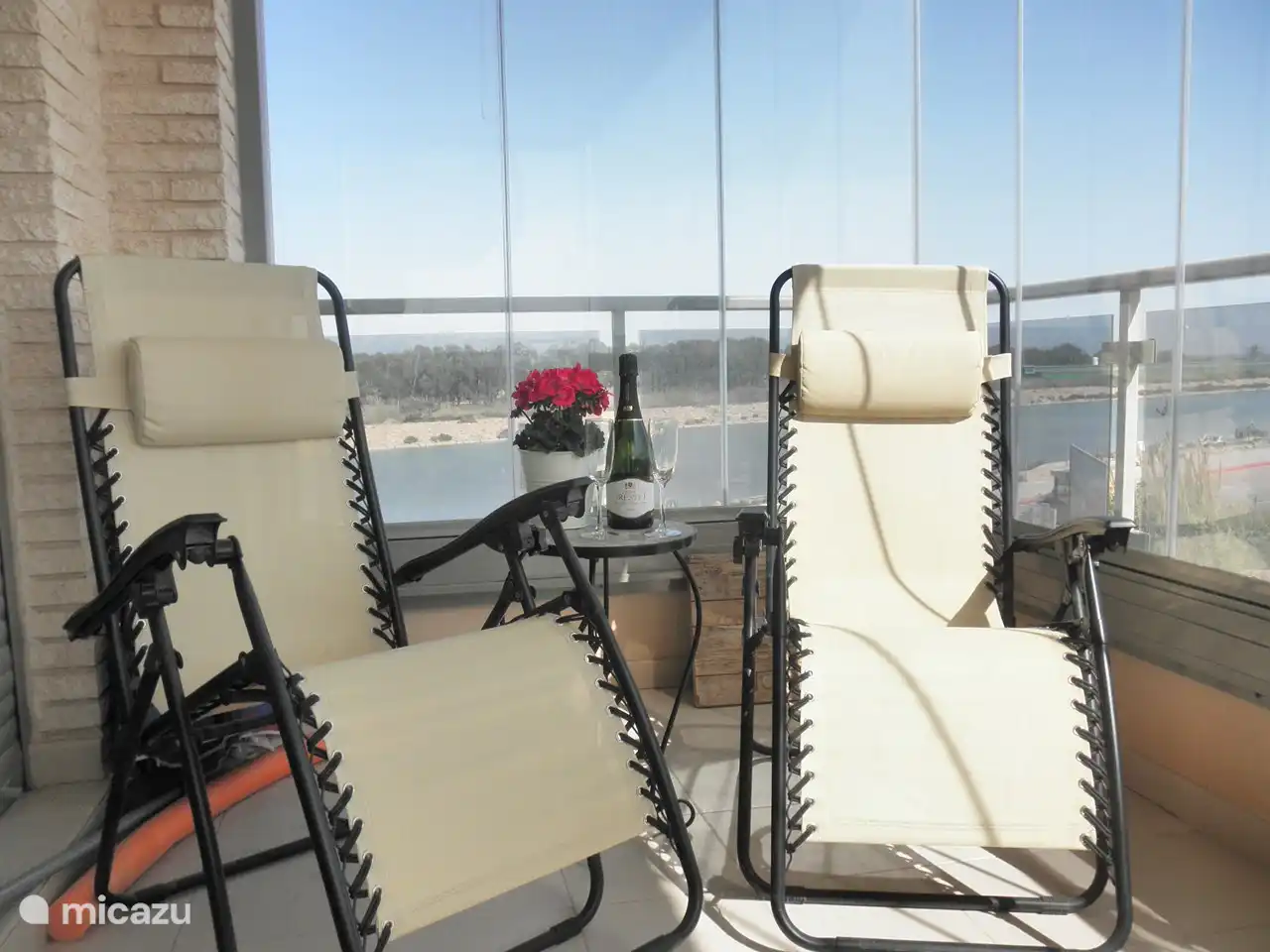 Relájate en el balcón y disfruta de tus vacaciones.