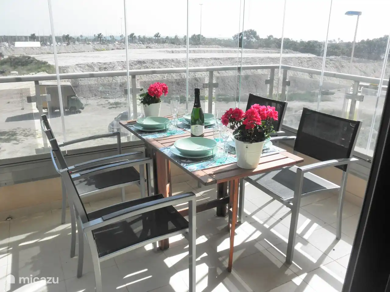 También puede sentarse cómodamente en la mesa del balcón.