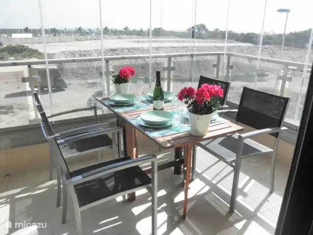 Residencial Puerto Marino en España, Costa Blanca, Guardamar del Segura - apartamento También puede sentarse cómodamente en la mesa del balcón.