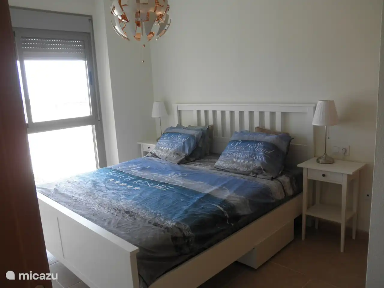 dormitorio principal junto al salón con vistas al mar.