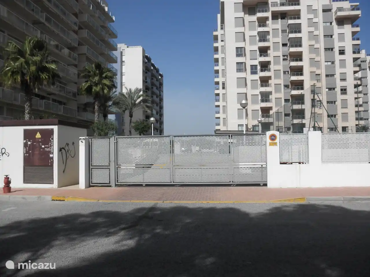 Puerta que se puede abrir con control remoto y da acceso en automóvil a terrenos privados seguros. Póngase en contacto con Frans +31655194442 si está parado aquí, para que pueda abrirle la puerta.