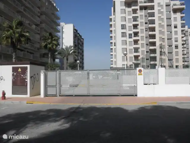 Residencial Puerto Marino en España, Costa Blanca, Guardamar del Segura - apartamento Puerta que se puede abrir con control remoto y da acceso en automóvil a terrenos privados seguros. Póngase en contacto con Frans +31655194442 si está parado aquí, para que pueda abrirle la puerta.
