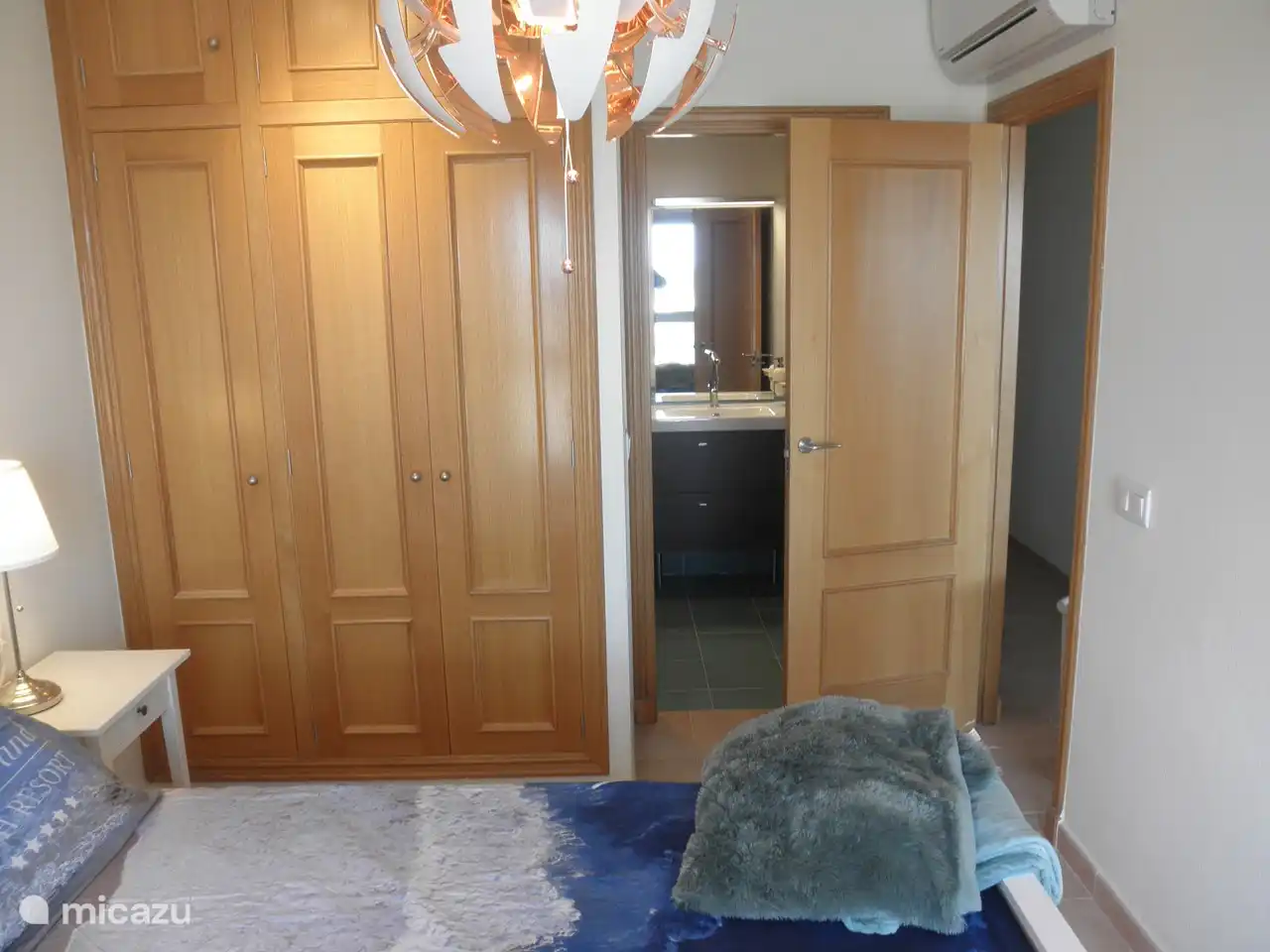 todos los dormitorios tienen amplios armarios empotrados.