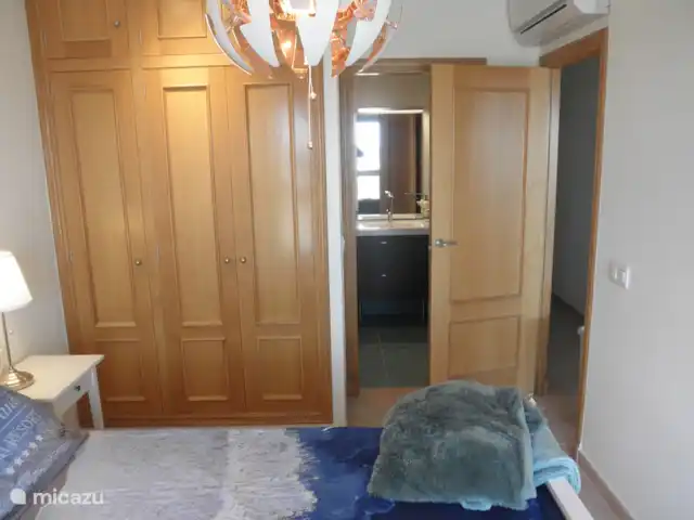 Residencial Puerto Marino en España, Costa Blanca, Guardamar del Segura - apartamento todos los dormitorios tienen amplios armarios empotrados.