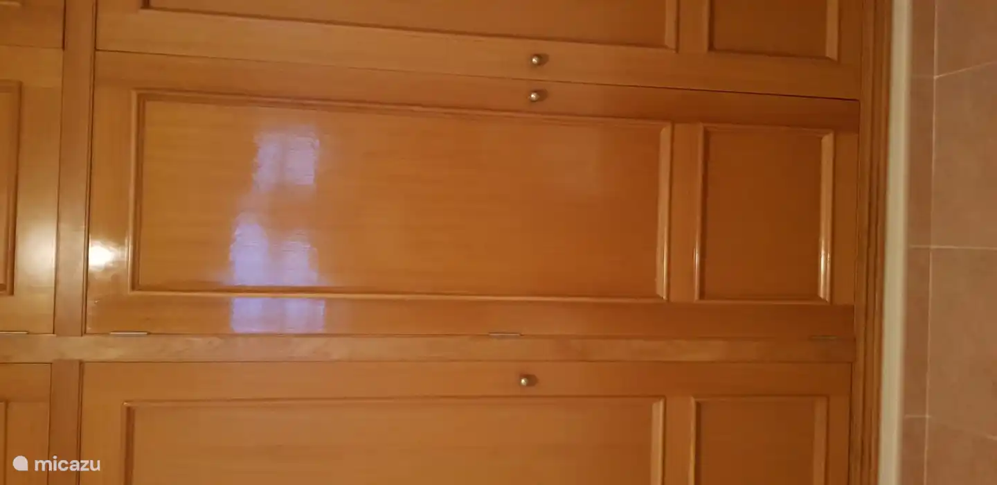 Placards grupales en todos los dormitorios.