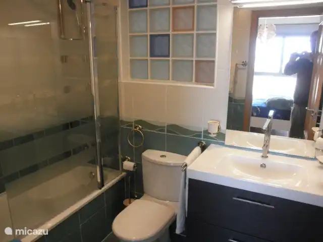 Residencial Puerto Marino en España, Costa Blanca, Guardamar del Segura - apartamento baño privado justo al lado del dormitorio principal. totalmente equipado.