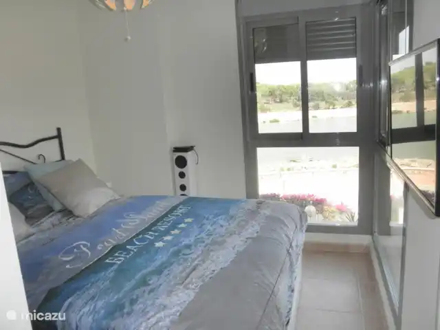 Residencial Puerto Marino en España, Costa Blanca, Guardamar del Segura - apartamento 2do dormitorio con una amplia cama doble y vista al canal