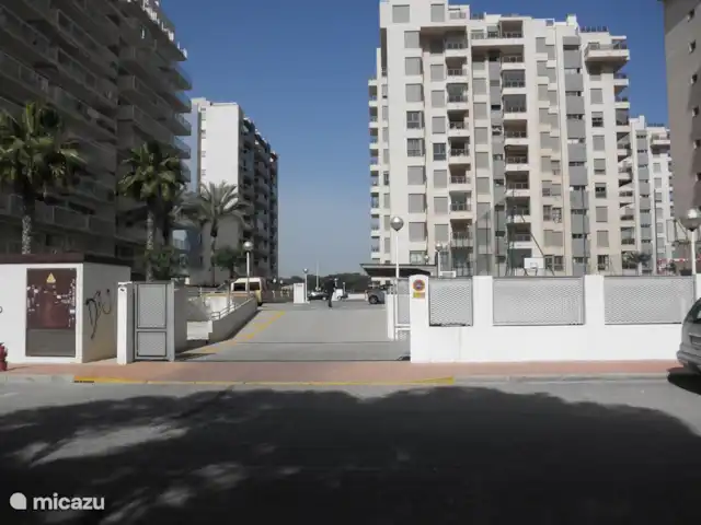 Residencial Puerto Marino en España, Costa Blanca, Guardamar del Segura - apartamento Una vez que la puerta esté abierta, continúe recto hasta que vea la cancha de tenis a su derecha. Frans o Irene estarán allí para recibirte y señalarte una plaza de aparcamiento.
