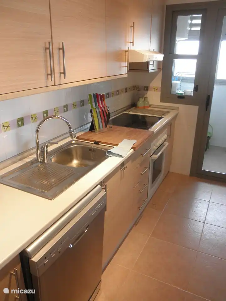 cocina totalmente equipada que incluye lavavajillas, horno, utensilios de cocina, microondas, nevera/congelador, cafetera y más